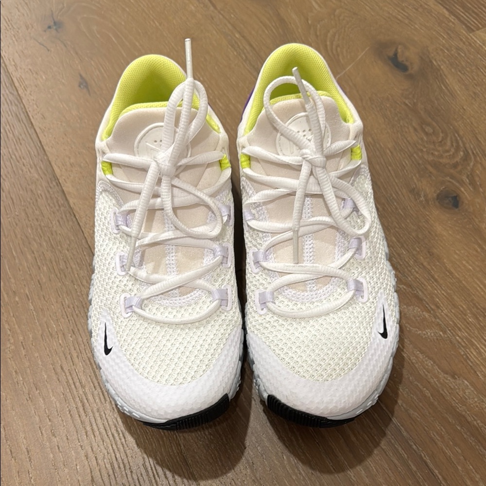 Nike Womens Free Metcon 4 Sneakers